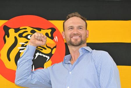 　入団会見を終え、拳を握るブルワー（撮影・中田匡峻）