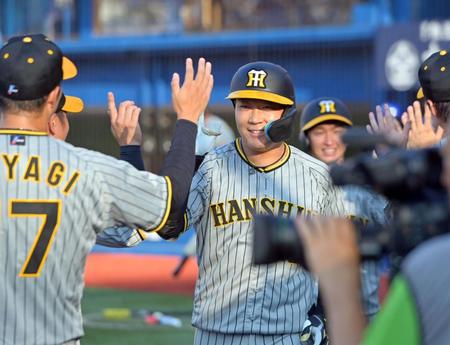　１回、左中間スタンドへ先制３ランを放ちナインの祝福を受ける大山（撮影・立川洋一郎）