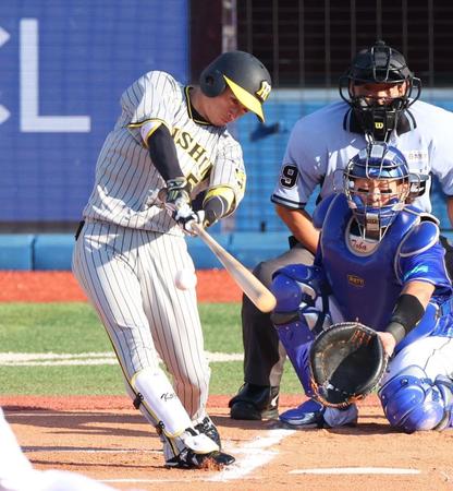 　１回、右前打を放つ近本（撮影・吉澤敬太）