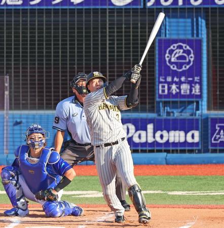 　１回、左中間に先制の３ランを放つ大山（撮影・吉澤敬太）