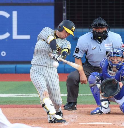 　３回、右前に適時打を放つ近本（撮影・吉澤敬太）