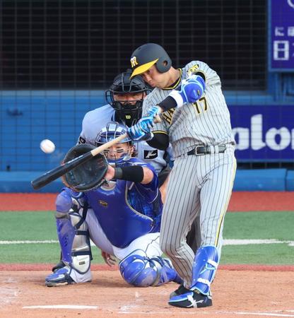 　３回、右前に適時打を放つ青柳（撮影・吉澤敬太）