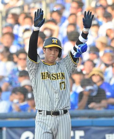 　３回、右前へ適時打を放ち、ベンチへ向かってポーズする青柳（撮影・立川洋一郎）