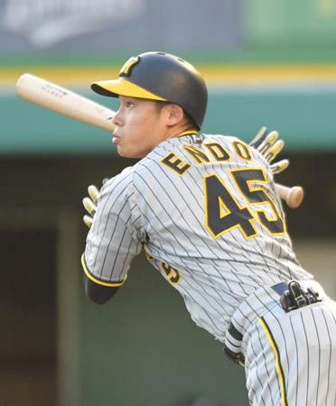 　１回、先制となるソロを放つ遠藤（撮影・北村雅宏）