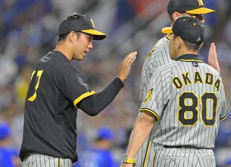 　勝利投手となり岡田監督（右）とタッチを交わす青柳（撮影・立川洋一郎）