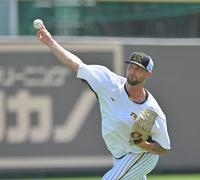 　キャッチボールをするブルワー（撮影・中田匡峻）