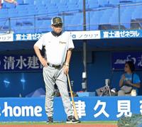 　練習を見守る岡田監督（撮影・立川洋一郎）