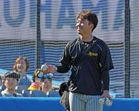 　投手陣のサイン入りボールを子どもたちにプレゼントする村上（撮影・立川洋一郎）