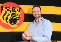 　好きな日本食は寿司と答えたブルワーは“すしポーズ”を見せながら笑顔（撮影・中田匡峻）