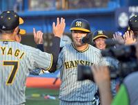 　１回、左中間スタンドへ先制３ランを放ちナインの祝福を受ける大山（撮影・立川洋一郎）