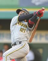 　１回、ソロを放つ野口（撮影・北村雅宏）