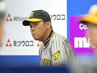 　戦況を見守る岡田監督（撮影・立川洋一郎）