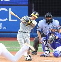 　５回、この日４安打目となる右前打を放つ近本（撮影・吉澤敬太）