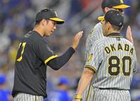 　勝利投手となり岡田監督（右）とタッチを交わす青柳（撮影・立川洋一郎）