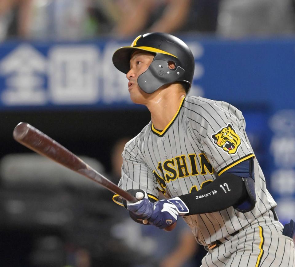 　４回、先制適時打を放つ坂本