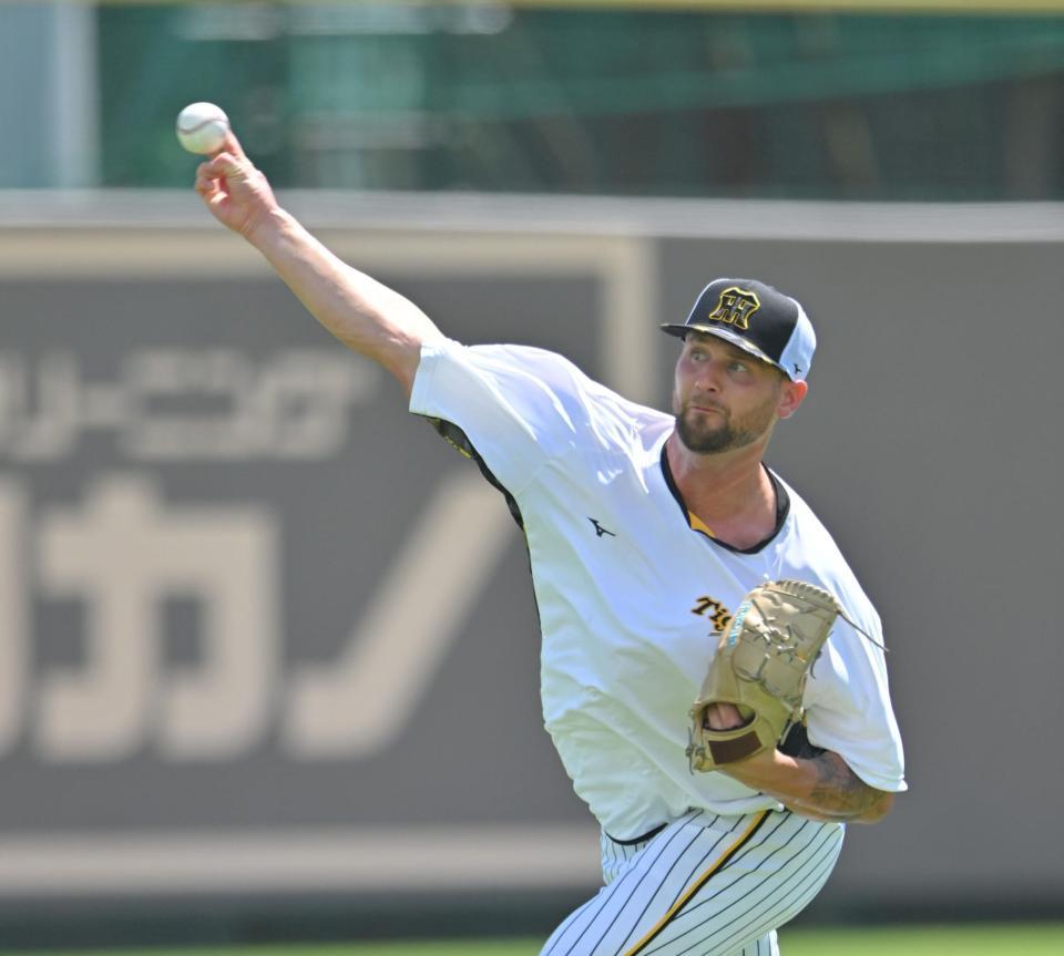 　キャッチボールをするブルワー（撮影・中田匡峻）