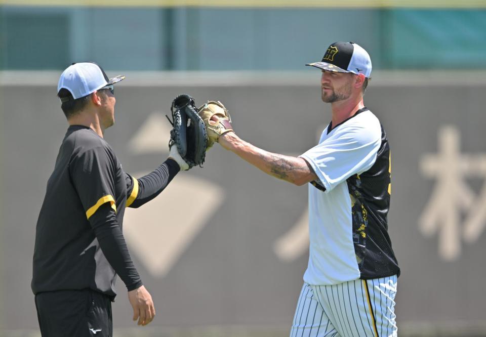 　キャッチボールを終え、タッチを交わすブルワー（右）＝撮影・中田匡峻