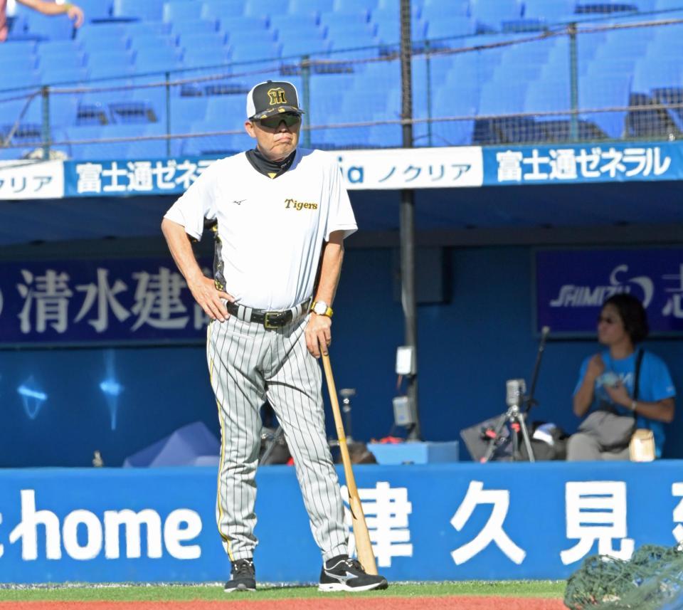 　練習を見守る岡田監督（撮影・立川洋一郎）