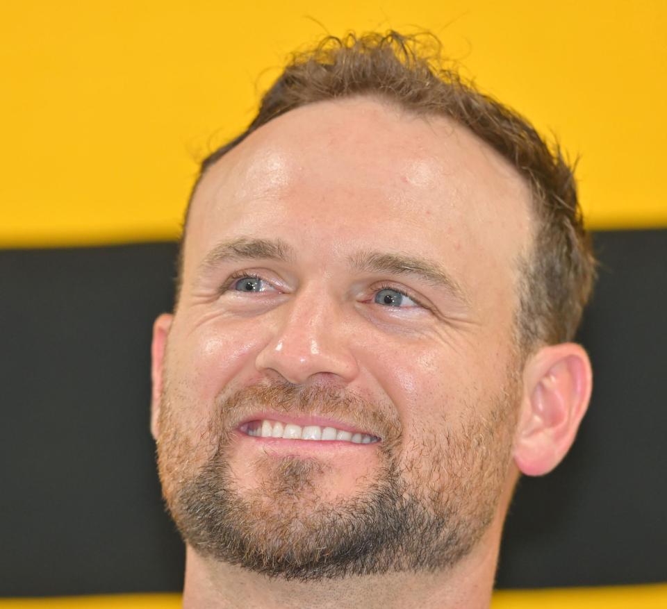 　入団会見で笑顔を見せるブルワー（撮影・中田匡峻）