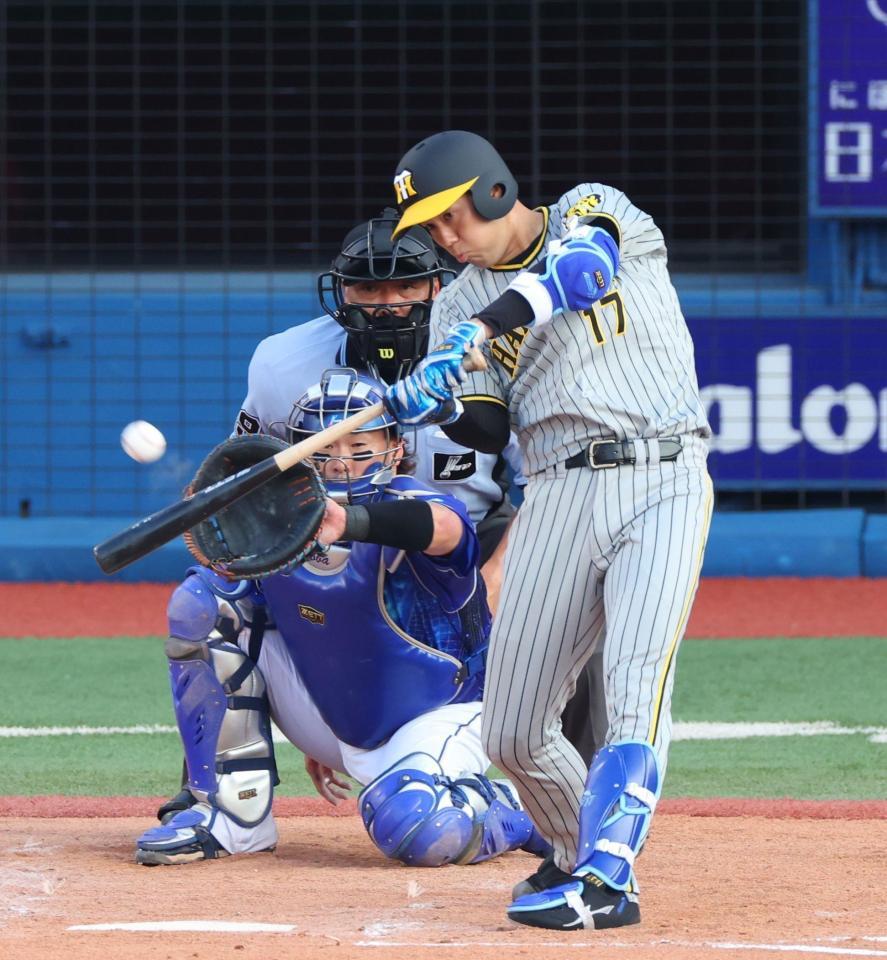 　３回、右前に適時打を放つ青柳（撮影・吉澤敬太）