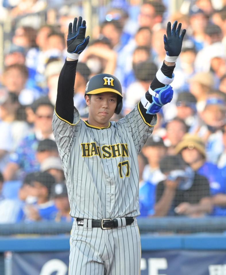 　３回、右前へ適時打を放ち、ベンチへ向かってポーズする青柳（撮影・立川洋一郎）