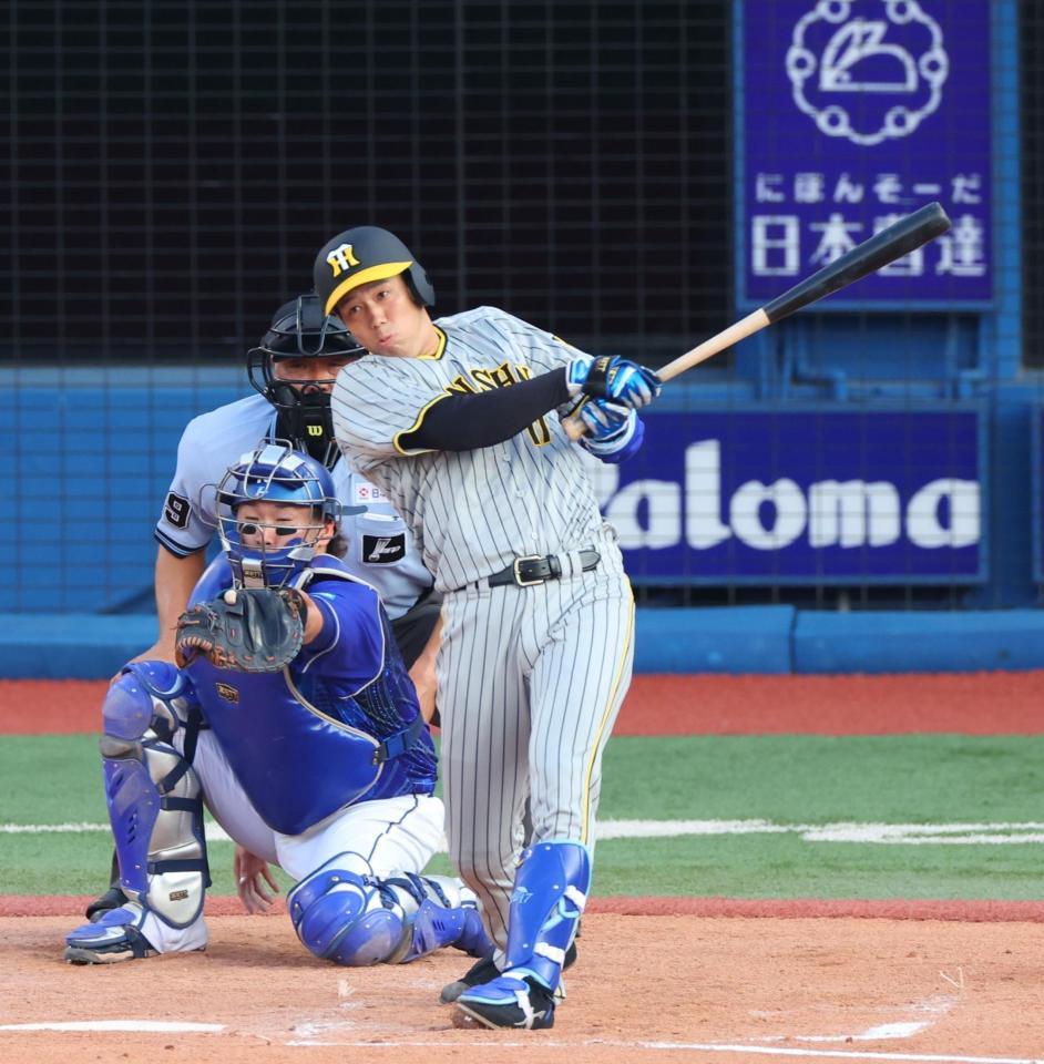 　３回、右前に適時打を放つ青柳（撮影・吉澤敬太）