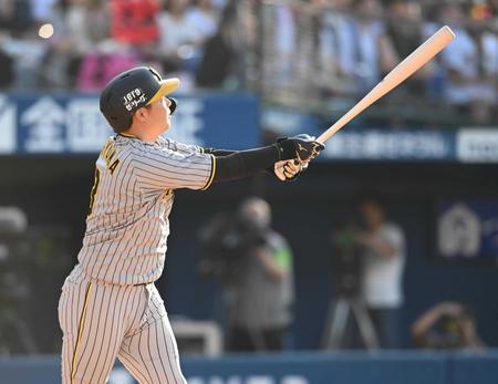 　１回、左中間に先制３ランを放つ大山（撮影・金田祐二）