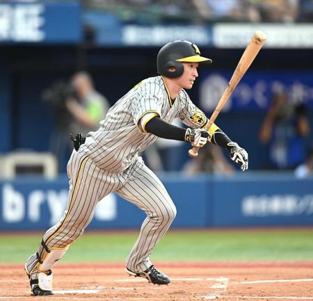 　３回、適時二塁打を放つ近本（撮影・金田祐二）