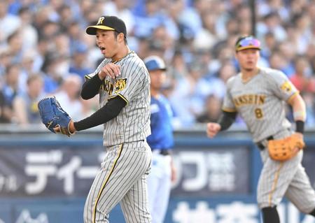 　１回、牧を併殺打に仕留め手をたたく青柳（撮影・金田祐二）