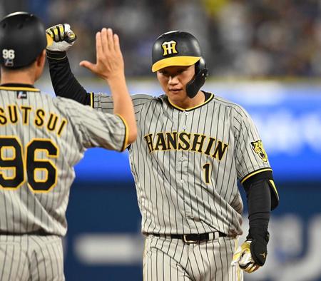 　７回、適時打を放ち喜ぶ森下（撮影・金田祐二）