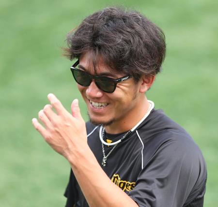 　練習中、笑顔を見せる伊藤将（撮影・吉澤敬太）