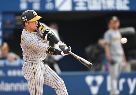 　２回、左中間に先制適時二塁打を放つ梅野（撮影・金田祐二）