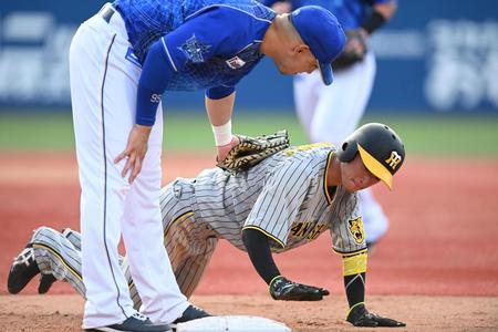 　３回、森下のとき、けん制でアウトになる一走・近本（撮影・金田祐二）