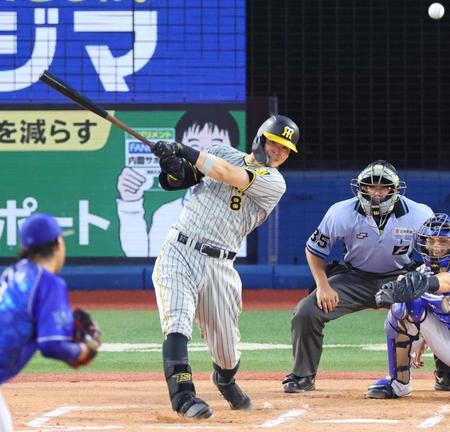 　６回、２点二塁打を放つ佐藤輝（撮影・吉澤敬太）