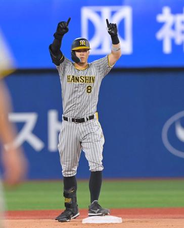 　６回、２点適時二塁打を放ち、ベンチへ向かってポーズする佐藤輝（撮影・立川洋一郎）