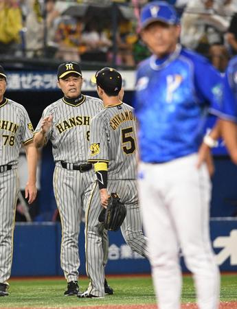 　ナインを迎える岡田監督（撮影・金田祐二）