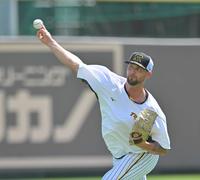 　キャッチボールをするブルワー