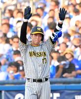 　３回、右前へ適時打を放ち、ベンチへ向かってポーズする青柳