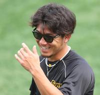 　練習中、笑顔を見せる伊藤将（撮影・吉澤敬太）