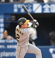 　２回、左中間に先制適時二塁打を放つ梅野（撮影・金田祐二）