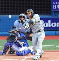 　２回、先制の適時二塁打を放つ梅野（撮影・吉澤敬太）