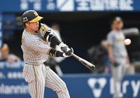 　２回、左中間に先制適時二塁打を放つ梅野（撮影・金田祐二）