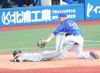 　３回、けん制球でアウトになる一走・近本。一塁手はソト（撮影・吉澤敬太）