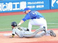 　３回、けん制球でアウトになる一走・近本。一塁手はソト（撮影・吉澤敬太）