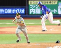 　６回、ソトの投手強襲内野安打でグラブを飛ばされながらも、ボールを拾いに走る伊藤将（撮影・吉澤敬太）