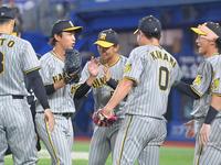 　７回、関根から空振り三振を奪ってピンチを救い、ナインの出迎えを受ける島本（撮影・立川洋一郎）