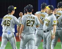 　好投した（左から）島本、伊藤将らと勝利のタッチをする岡田監督（撮影・吉澤敬太）