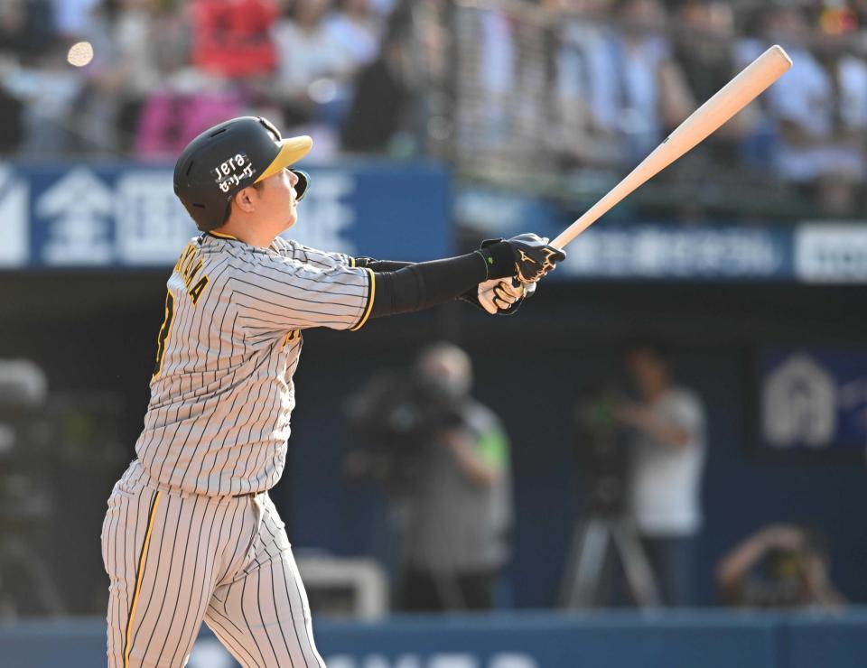 　１回、左中間に先制３ランを放つ大山（撮影・金田祐二）
