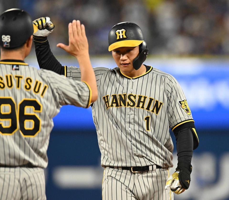 　７回、適時打を放ち喜ぶ森下（撮影・金田祐二）