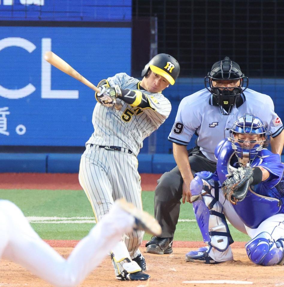 　５回、この日４安打目となる右前打を放つ近本（撮影・吉澤敬太）